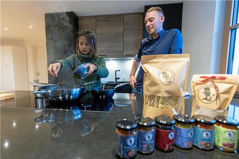 Puspa Andayani und Daniel Mildenberger kochen auch in der eigenen Küche mit den Produkten ihres Unternehmens. Fotos: A. Becher