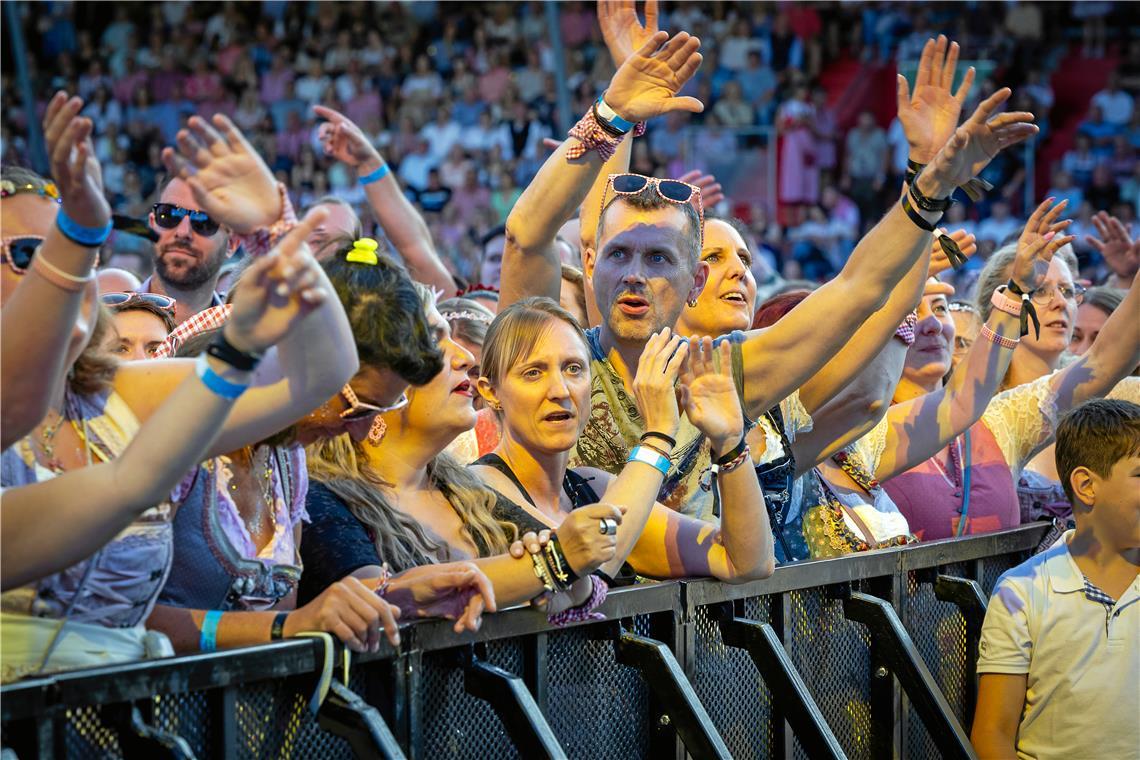 Put your hands up in the air: Auf Englisch animierte Gabalier zum Mitmachen.