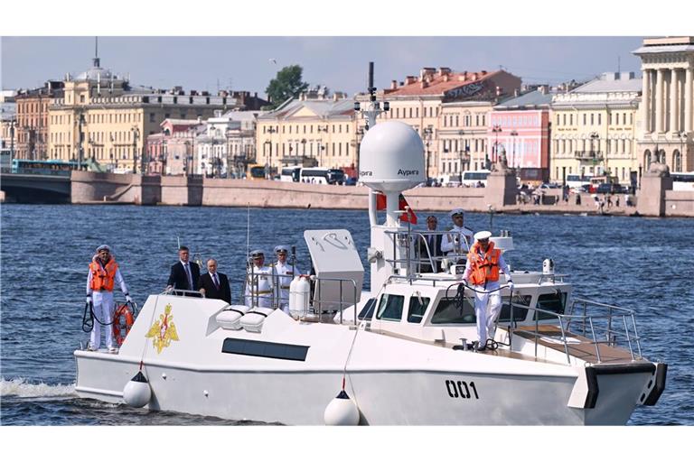 Putin besucht eine Übung der russischen Kriegsmarine.