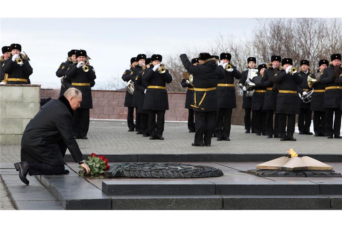 Putin will Ukraine befristet unter UN-Verwaltung stellen Putin - hier bei der Kranzniederlegung an einem Denkmal für gefallene Weltkriegssoldaten in Murmansk - sieht sich im Krieg gegen die Ukraine auf der Siegerstraße.