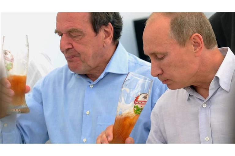 Putin ist schon lange ein Duzfreund des Ex-Kanzlers – hier bei einem Deutschland-Besuch vor Jahren.
