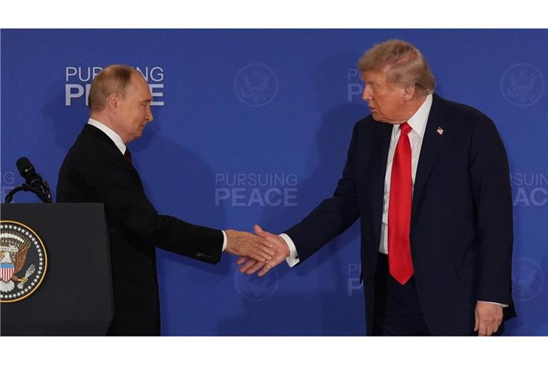 Putin (l) und Trump sehen den US-Plan an Grundlage für ein Ende des Ukraine-Kriegs. (Archivbild)