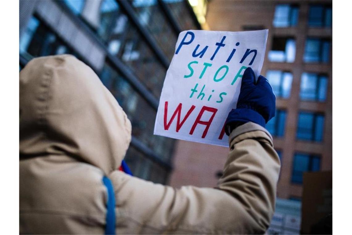 Macron über Putin-Telefonat: „Hat keine Wirkung gezeigt“ „Putin Stop this War“ („Putin, stopp diesen Krieg“) heißt es bei einer Demonstration in Stuttgart. Foto: Christoph Schmidt/dpa