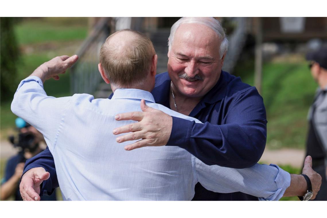 Putin gibt der Ukraine Schuld an stockenden Gesprächen Putin und Lukaschenko treffen sich zum zweiten Mal im Kloster Walaam auf einer Insel im Ladogasee.
