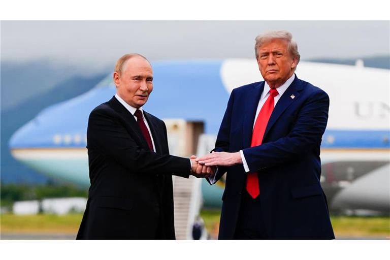 Putin und Trump bei einem Treffen in Alaska. Im November wollen sie über nukleare Abrüstung reden. (Archiv)