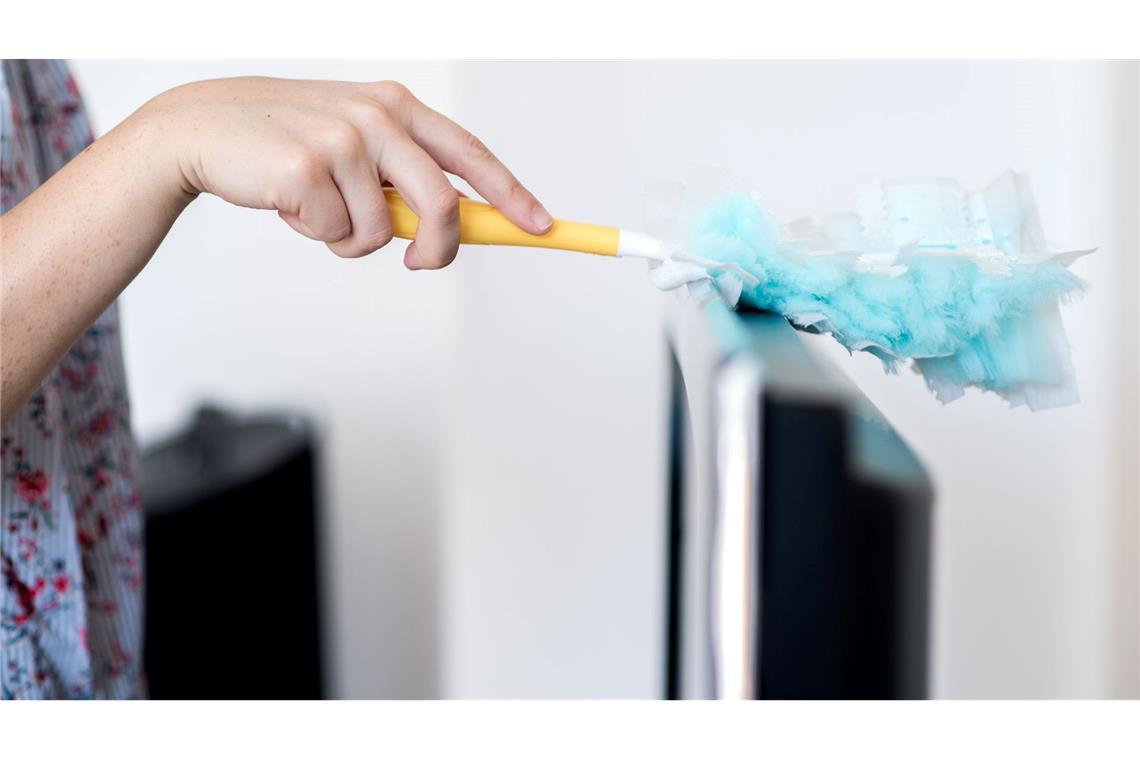 Befragung: Viele Frauen denken wegen Hausarbeit an Trennung Putzen? Mögen nicht alle Männer. (Symbolbild)