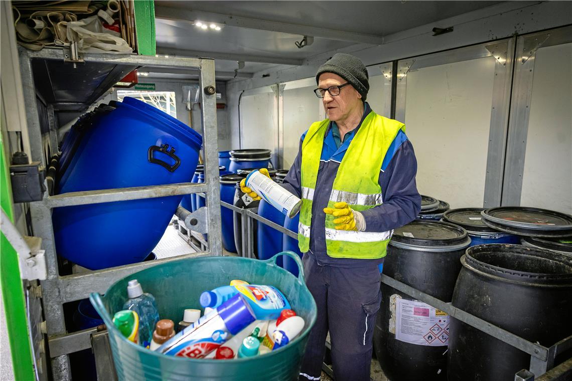 Putzmittel und Spraydosen nimmt Michael Papenberg mit am häufigsten an. Fotos: Alexander Becher