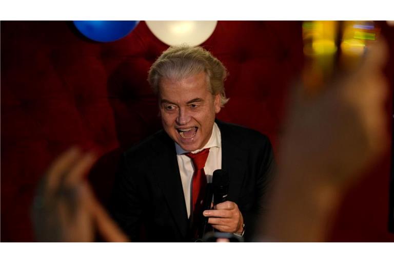 PVV-Chef Geert Wilders wird nach Bekanntgabe der Wahlprognose in Den Haag von Anhängern gefeiert.