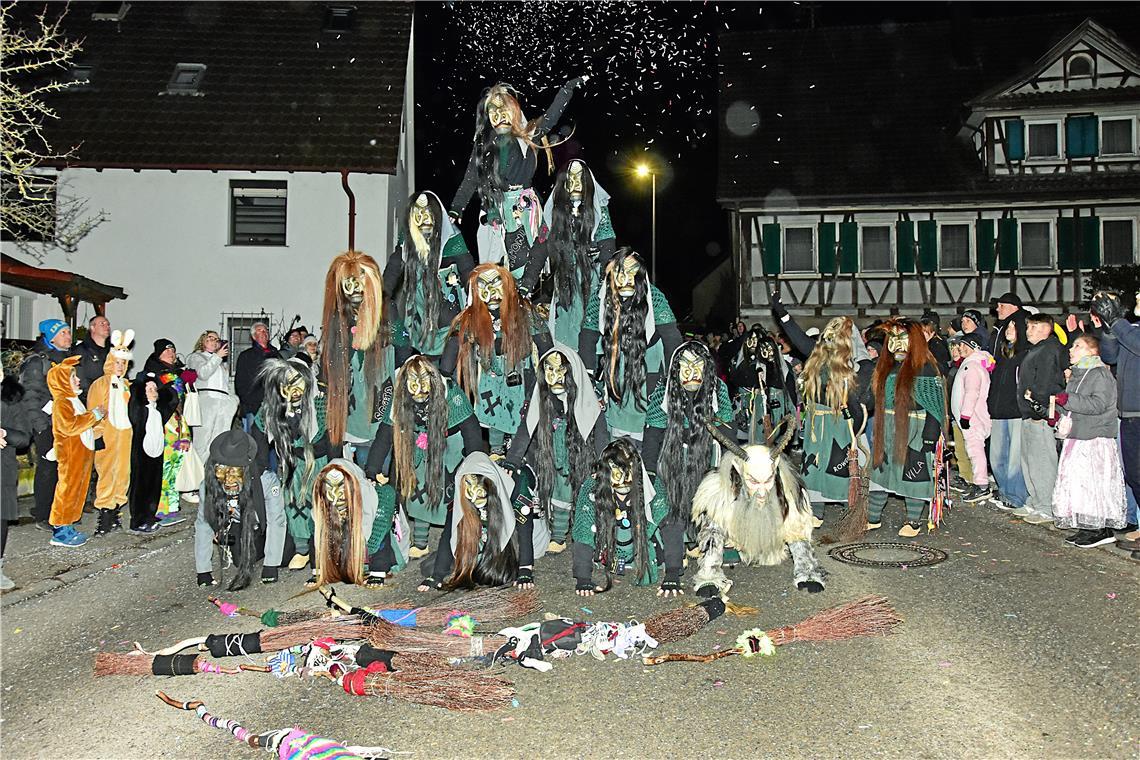 Pyramide der Hexen aus Spiegelberg. Spiegelberger Wetzstoi Hexa. Nachtumzug der ...