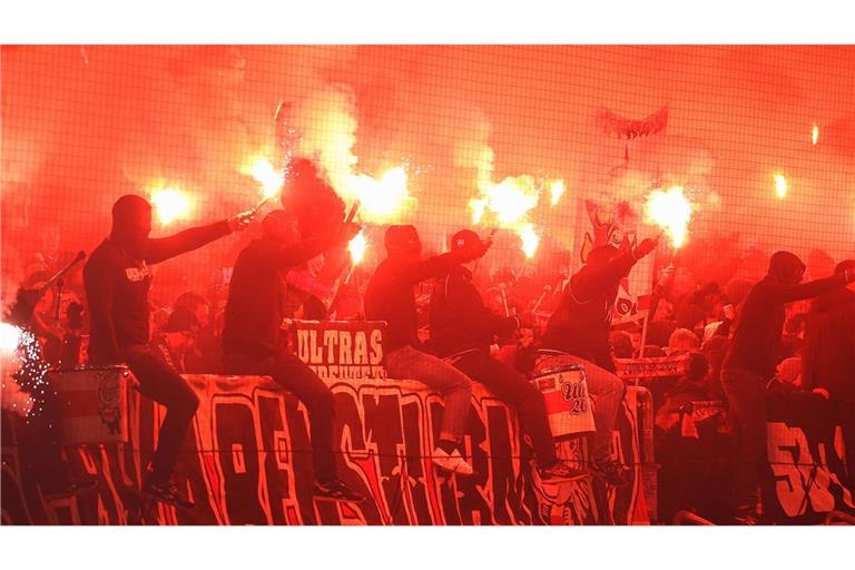 Pyrotechnik in der Cannstatter Kurve.