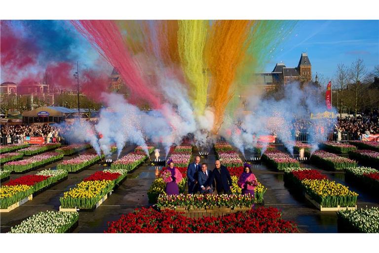Pyrotechnik wird anlässlich des nationalen Tulpentages, der Eröffnung der Tulpensaison 2026, auf dem Museumsplatz in Amsterdam gezündet.