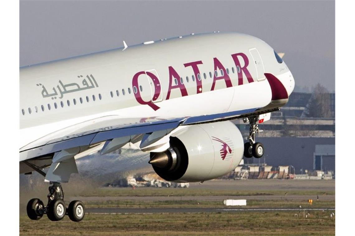 Qatar Airways macht Lufthansa Avancen Qatar Airways strebt eine Beteiligung an der Lufthansa an. Foto: Stringer/EPA FILE/dpa