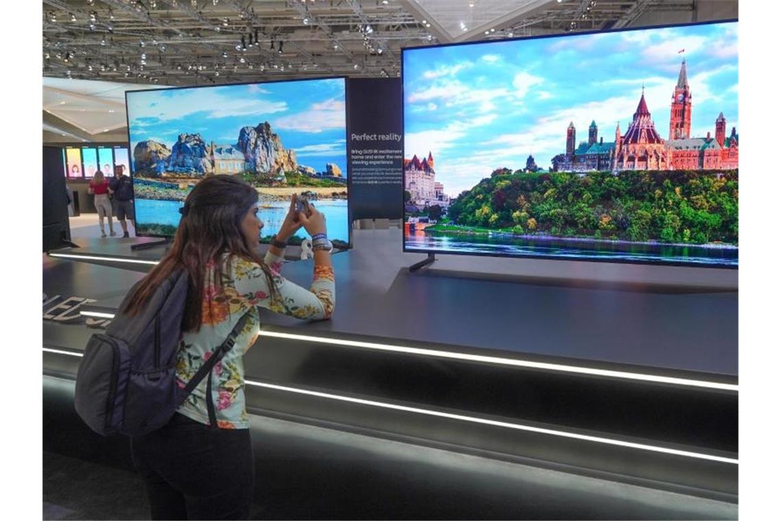 QLED-8KFernseher von Samsung auf der IFA. Der Markt für Unterhaltungselektronik verzeichnet weiter teils kräftige Umsatzrückgänge. Foto: Jörg Carstensen/Archiv