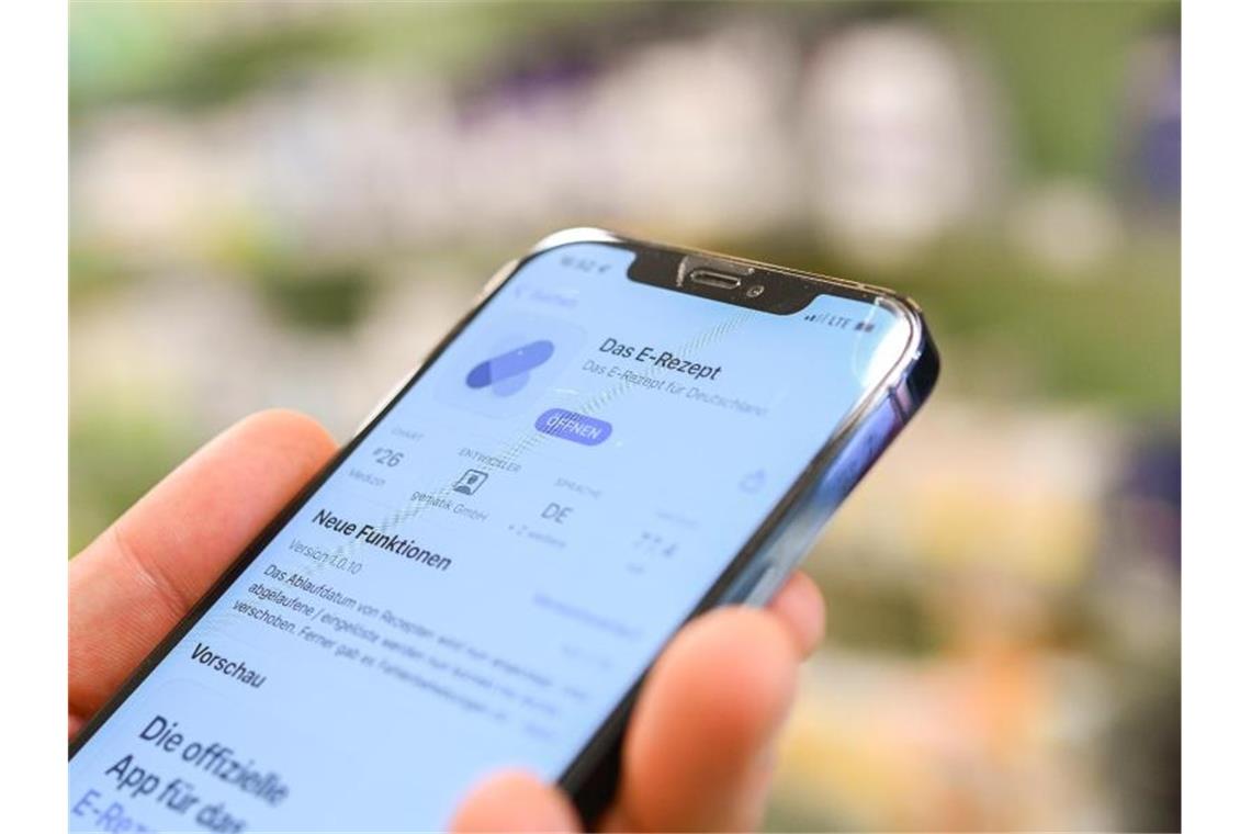 QR-Code statt Papier: Das E-Rezept soll die Zettelwirtschaft bei Rezepten beenden. Foto: Mohssen Assanimoghaddam/dpa