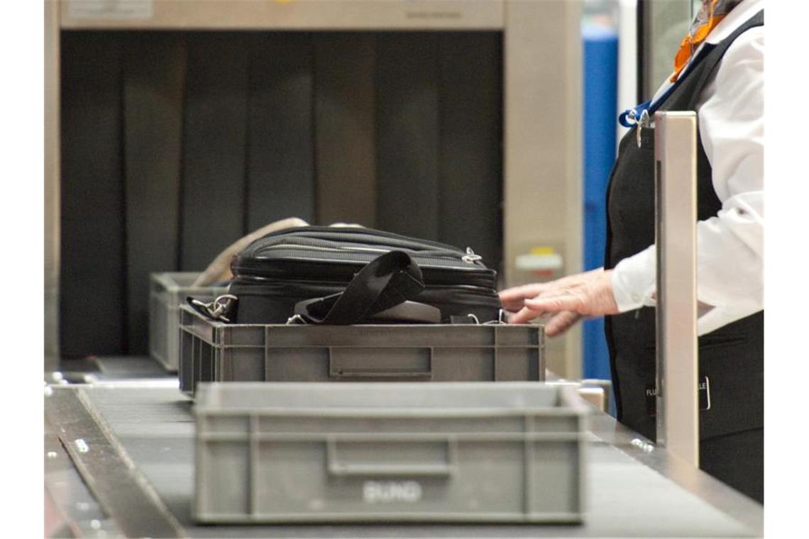 Quälend langsam: Sicherheitskontrolle am Frankfurter Flughafen. Foto: Uwe Anspach/dpa