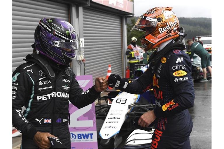 Quali-Sieger Max Verstappen (r) und der drittplatzierte Lewis Hamilton geben sich nach der Qualifikation die Faust. Foto: John Thys/Pool AFP/AP/dpa