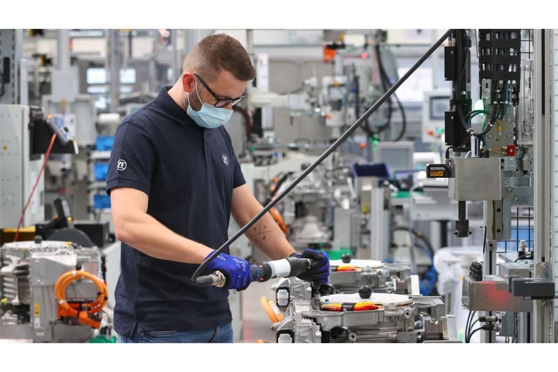 Qualifizierte Arbeit wird in der Metallindustrie - wie hier in der Montagehalle für Elektromobilität der ZF Friedrichshafen - auch gut bezahlt.