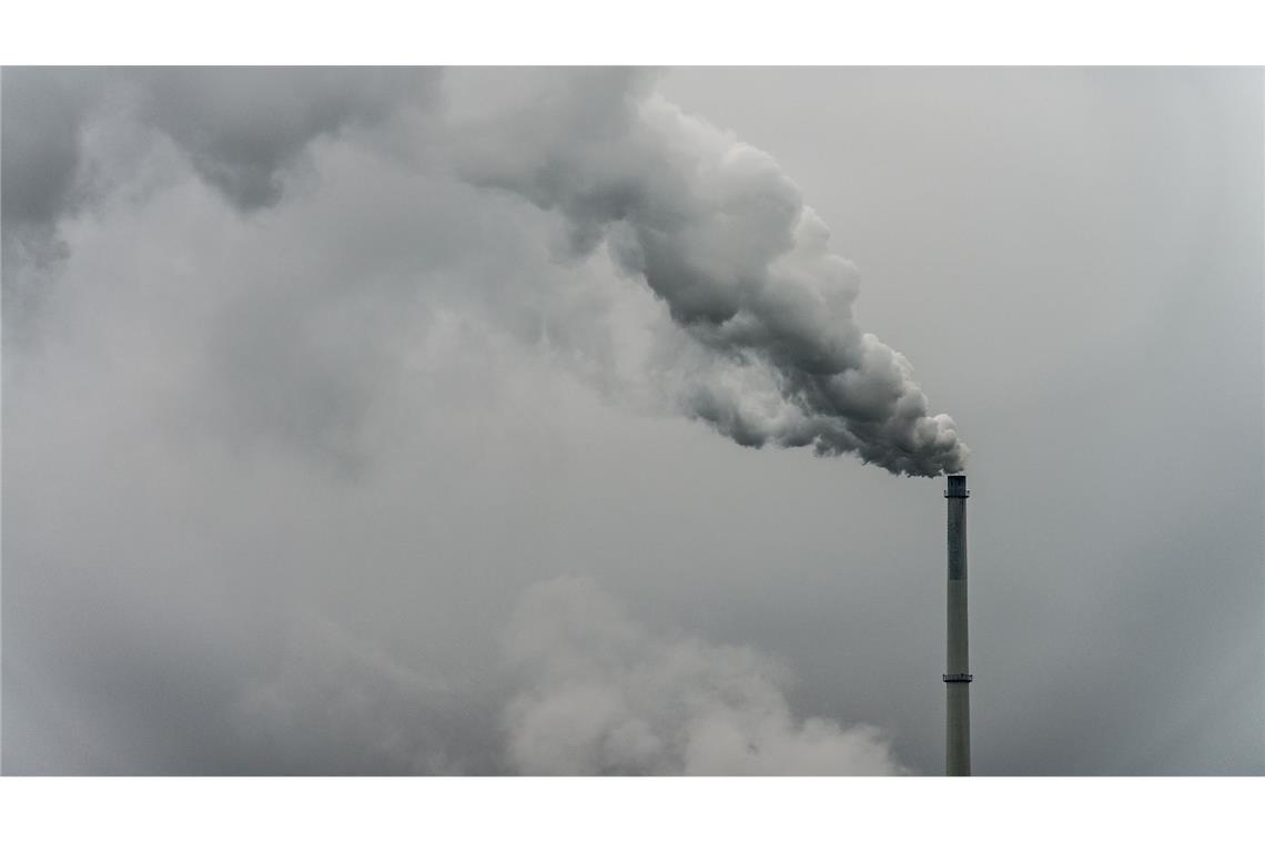 Qualm steigt aus dem Schornstein einer Fabrik. Laut dem Europäischen Wissenschaftlichen Beirat zum Klimawandel wird zur Erreichung der EU-Klimaziele noch nicht genug getan.