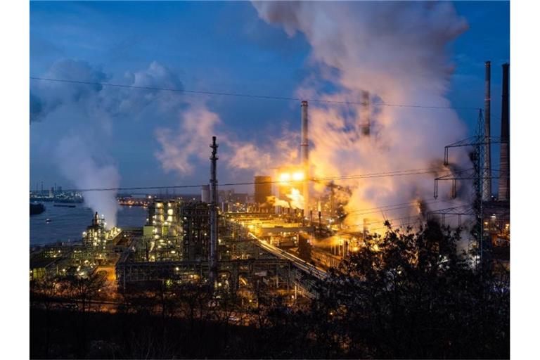 Qualm steigt aus dem Thyssenkrupp-Stahlwerk Schwelgern nahe Duisburg in Nordrhein-Westfalen. Foto: Marcel Kusch/dpa