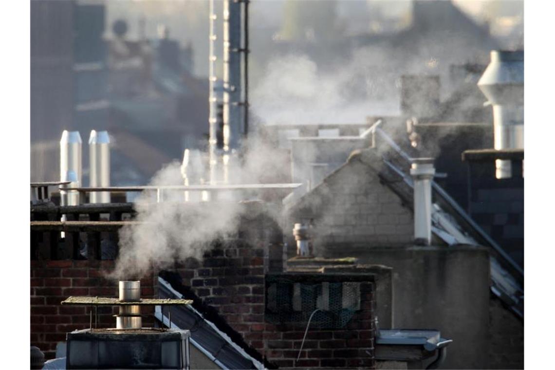 CO2-Preis: Merkel spricht sich für Zertifikate-Handel aus Qualmende Schornsteine: In der Bundesregierung gibt es unterschiedliche Ansichten, ob der CO2-Ausstoß etwa beim Heizen durch Emissionszertifikate oder aber eine Steuer bepreist werden soll. Foto: Martin Gerten