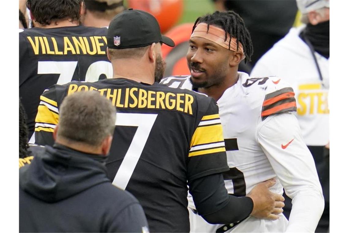 Quarterback Ben Roethlisberger (M) holte mit den Steelers den fünften Sieg im fünften Spiel. Foto: Gene J. Puskar/AP/dpa