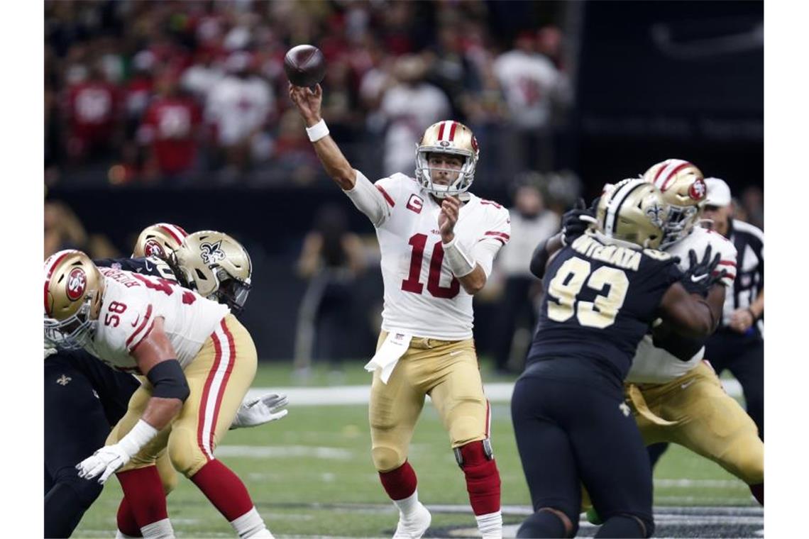 Quarterback Jimmy Garoppolo (M) von den San Francisco 49ers wirft einen Pass. Foto: Butch Dill/AP/dpa