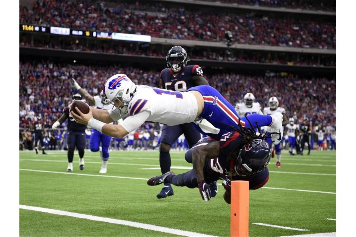 NFL-Playoffs: Titelverteidiger New England scheitert früh Quarterback Josh Allen (17/l) von den Buffalo Bills taucht zu einem Touchdown ab. Jahleel Addae (37)von den Houston Texans kann ihn nicht aufhalten. Foto: Eric Christian Smith/FR171023 AP/dpa