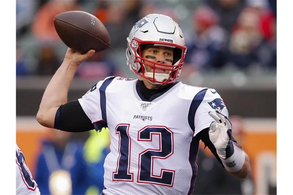 Brady und New England verlieren zum Vorrunden-Abschluss Quarterback-Legende Tom Brady und New England haben das letzte Spiel vor den Playoffs verloren. Foto: Gary Landers/AP/dpa