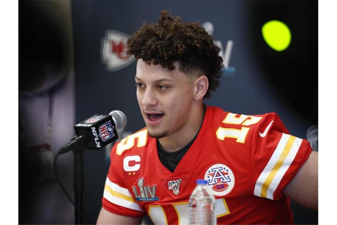 Quarterbacks Mahomes und Garoppolo: Spektakel gegen Bürokrat Quarterback Patrick Mahomes ist der Star der Kansas City Chiefs. Foto: Brynn Anderson/AP/dpa