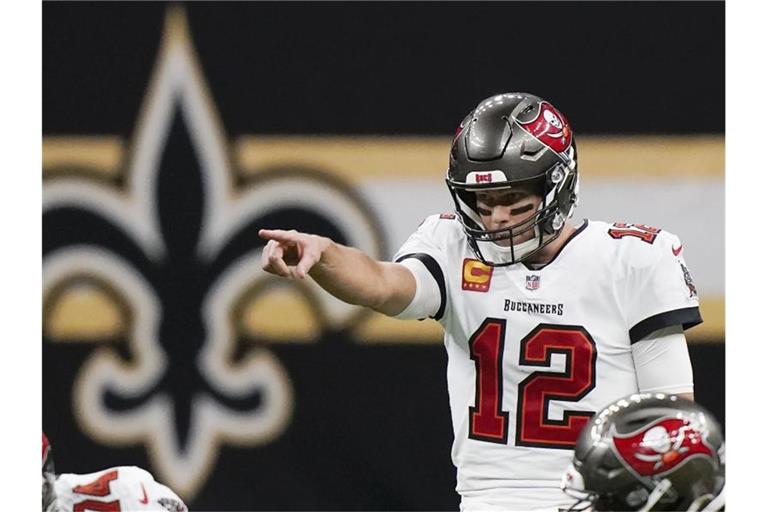 Quarterback Tom Brady führte die Tampa Bay Buccaneers eine Runde weiter. Foto: Brynn Anderson/AP/dpa