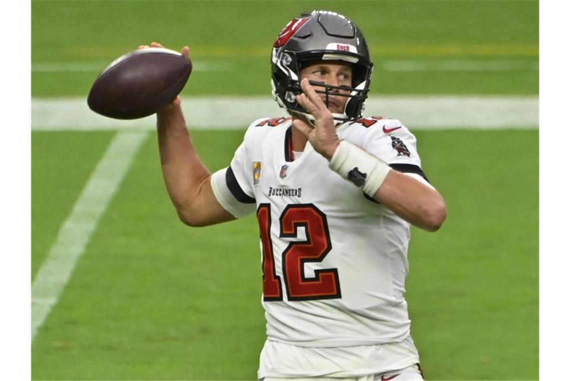 Buccaneers dank Brady erstmals seit 2007 in den NFL-Playoffs Quarterback Tom Brady führte seine Tampa Bay Buccaneers gegen die Detroit Lions zu einem klaren Erfolg. Foto: David Becker/AP/dpa