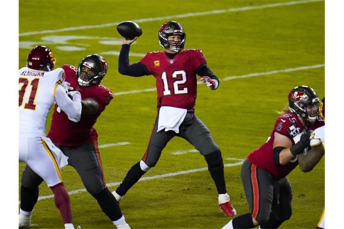 Regeln und Grundwissen vor dem Super Bowl Quarterback Tom Brady (M.) ist der Spielmacher der Tampa Bay Buccaneers. Foto: Julio Cortez/AP/dpa