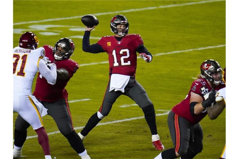 Quarterback Tom Brady (M.) ist der Spielmacher der Tampa Bay Buccaneers. Foto: Julio Cortez/AP/dpa
