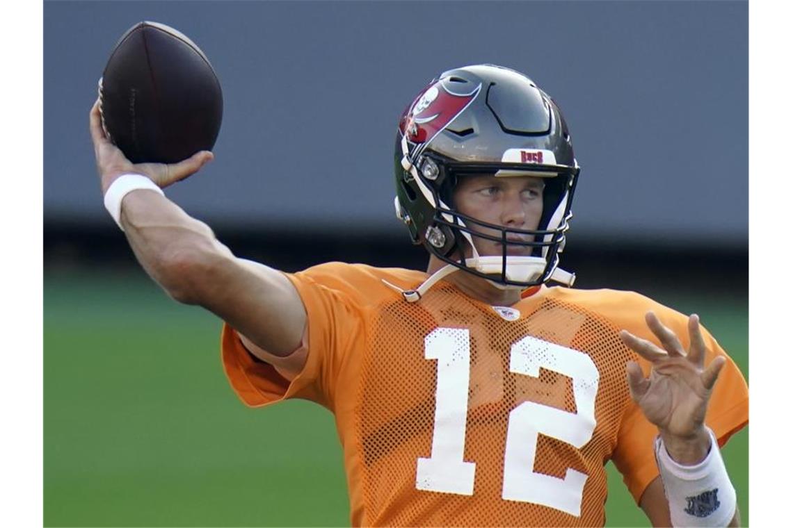 Neuanfang für Quarterbacks Brady und Newton Quarterback Tom Brady spielt nun für die Tampa Bay Buccaneers. Foto: Chris O'meara/AP/dpa