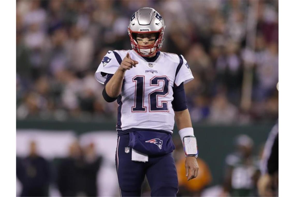 Quarterback Tom Brady und seine New England Patriots haben in der amerikanischen Football-Liga NFL einen deutlichen Auswärtssieg gefeiert. Foto: Adam Hunger/AP/dpa