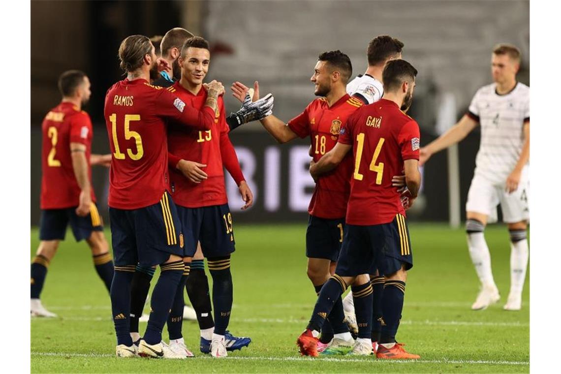 Bitteres Remis gegen Spanien - Werner-Tor reicht nicht Quasi mit dem Schlusspfiff sorgte Jose Luis Gaya (2.v.r.) doch noch für das spanische Remis. Foto: Christian Charisius/dpa