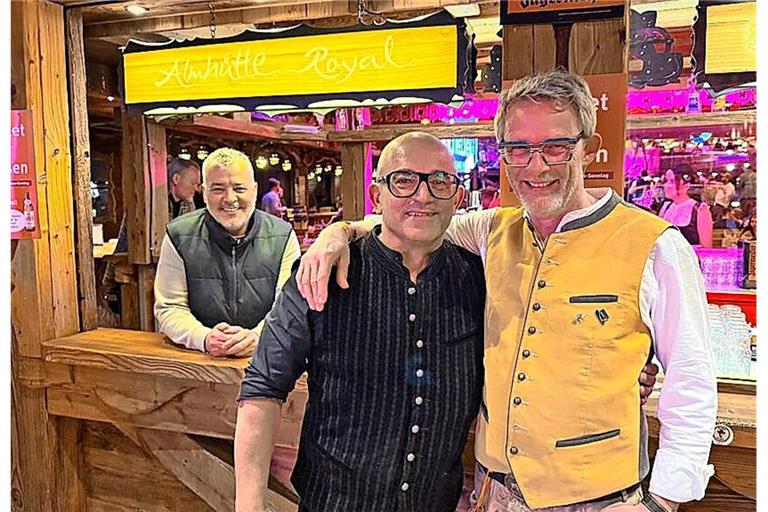 Quasi Wasen-Inventar: Mauro Deidda (Mi.) mit seinem Freund Martin Köder.