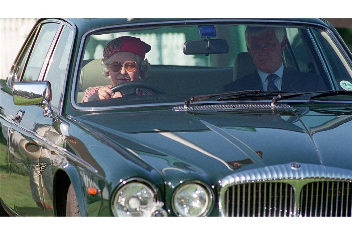 Als die Queen noch Daimler fuhr Queen Elizabeth II. am Steuer eines Daimler Double Six. Die Langzeitmonarchin hatte eine Vorliebe für britische Luxusautos.