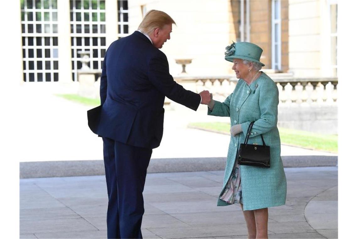 Queen Elizabeth II. begrüßt US-Präsident Donald Trump bei seiner Ankunft im Buckingham Palast. Foto: Victoria Jones/PA Wire