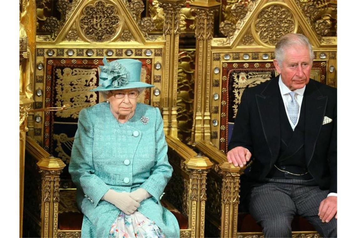 Queen Elizabeth II. und ihr Sohn Prinz Charles. Foto: Aaron Chown/PA Wire/dpa