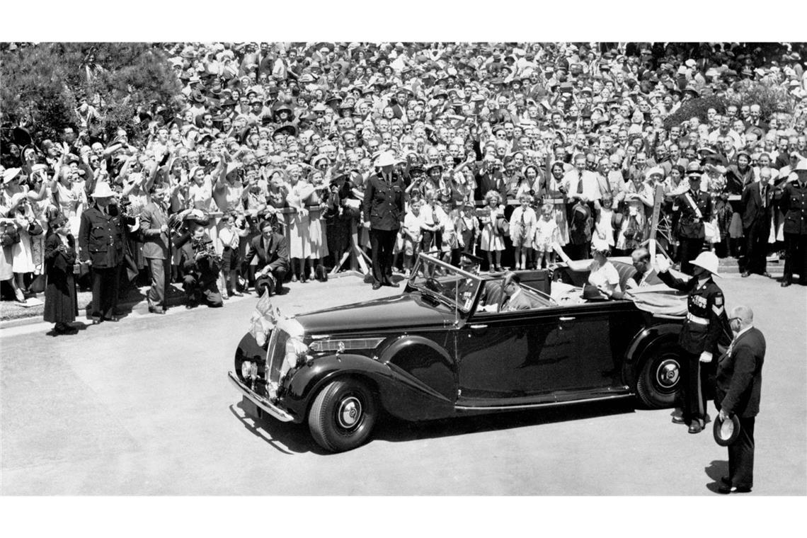 Als die Queen noch Daimler fuhr Queen Elizabeth II. und Prinz Philip winken der Menge aus einem Daimler DE36 zu. Das Oberklassefahrzeug wurde zwischen 1946 und 1953 gebaut.