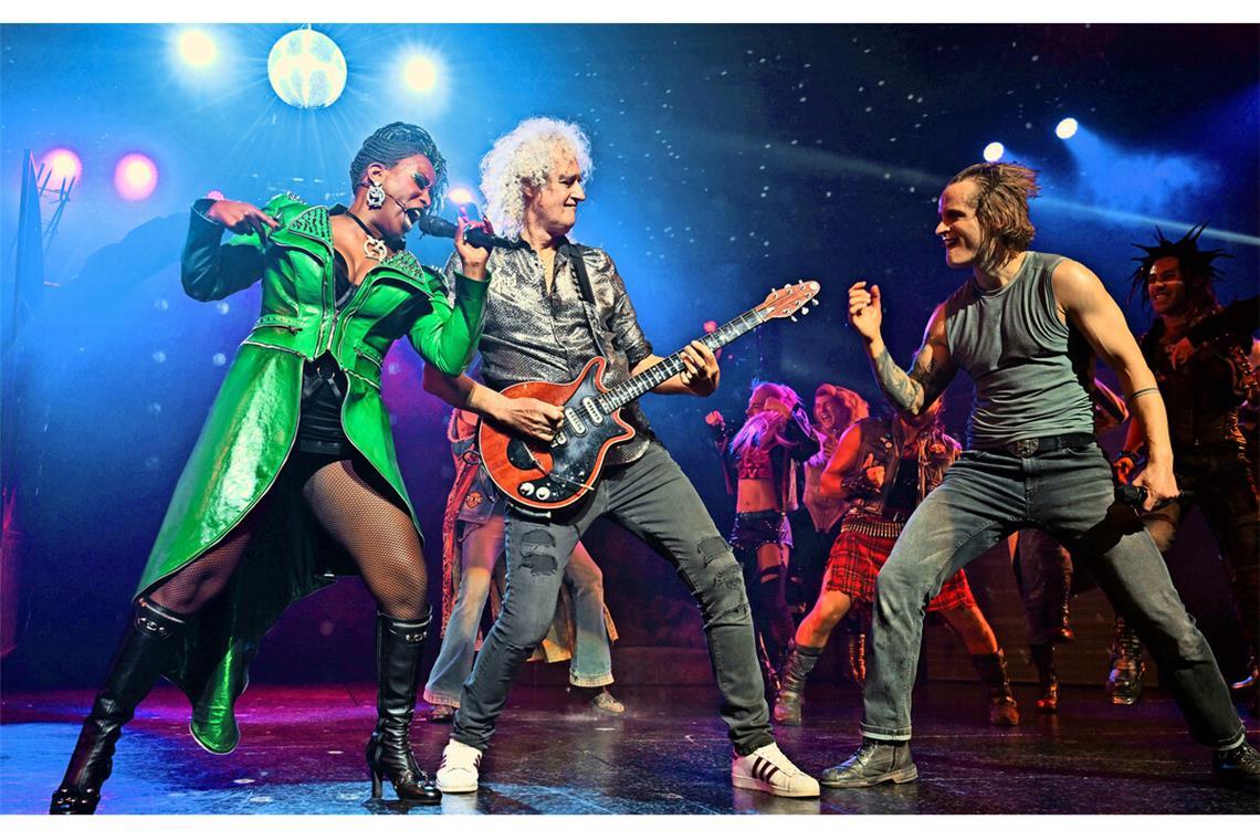 Queen-Gitarrist Brian May im „We Will Rock You“-Finale mit Aisata Blackman und Kapser Nilsson