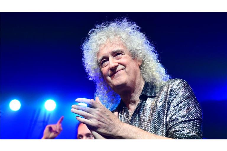 Queen Gitarrist Brian May, winkt bei der Premiere der Wiederaufnahme des Queen-Musicals „We will rock you“ im Palladium Theater in Stuttgart.