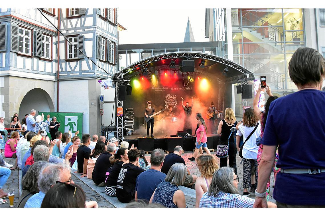 Queen Power. Die Tribute-Band aus Italien spielt Hits von Queen auf der Bühne im...