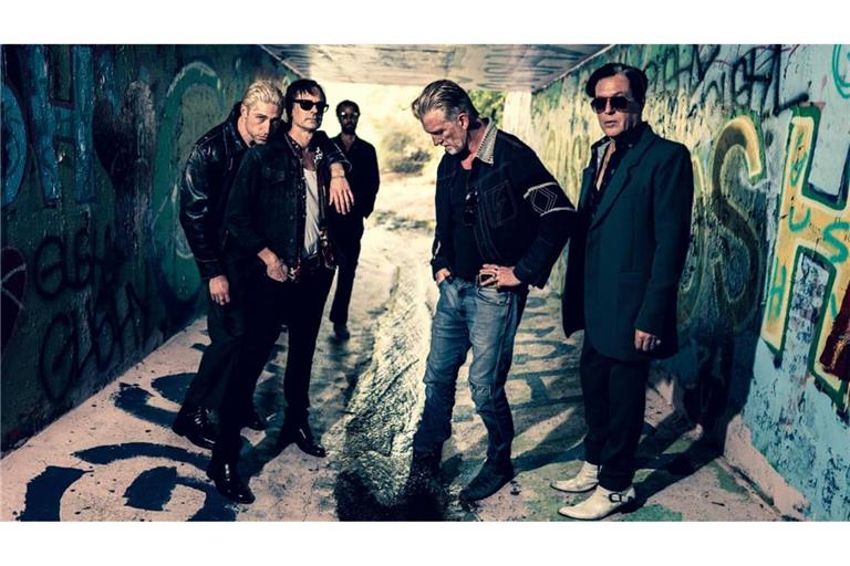 Queens of the Stone Age rund um Bandgründer und Frontmann Josh Homme (zweiter von rechts) zeigen sich auf dem neuen Album „Perfecth“ von ihrer ruhigen Seite.