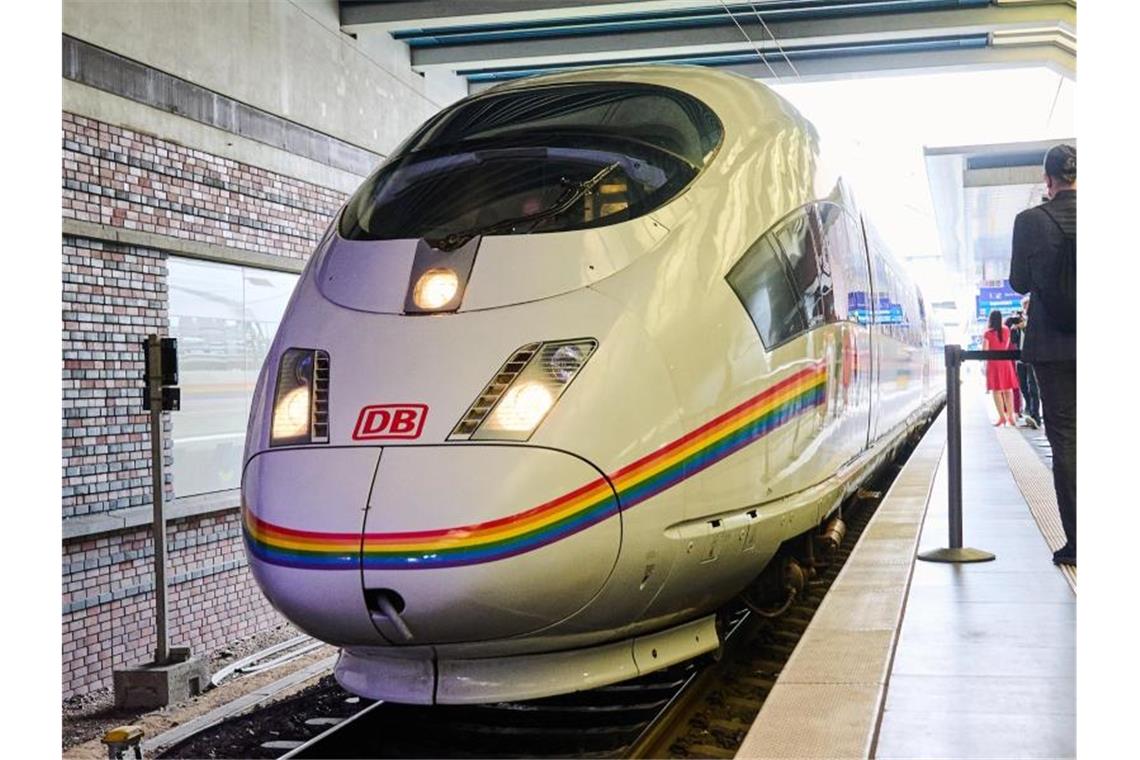 Deutsche Bahn schickt Regenbogen-ICE auf die Reise
