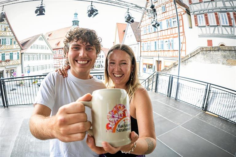 Quentin und Klara Köngeter zeigen sich in diesem Jahr zum letzten Mal mit einem Straßenfest-Krug auf einem Foto.Foto: Alexander Becher