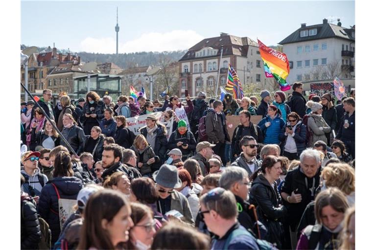 „Querdenken“-Demo auf dem Marienplatz in Stuttgart. Foto: Christoph Schmidt/dpa