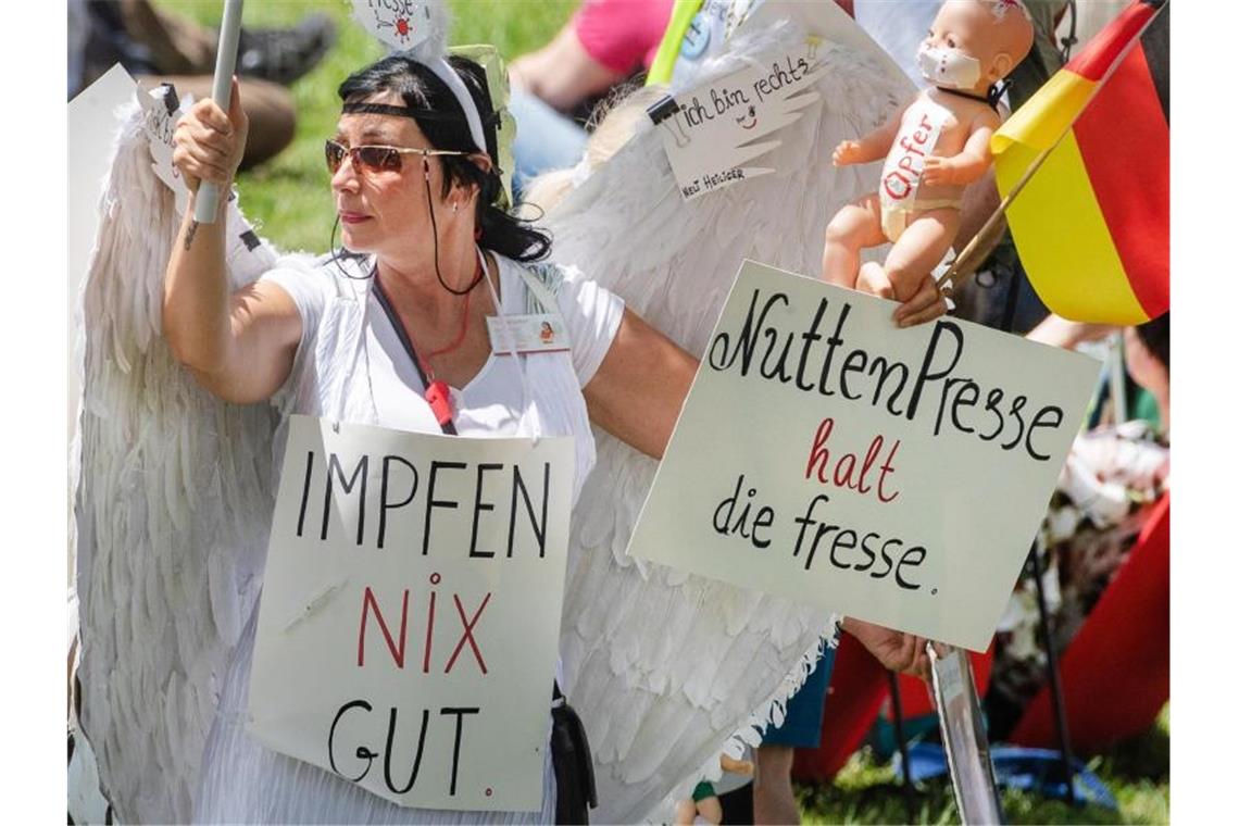 „Querdenken“-Demonstration im Juni in Karlsruhe. Foto: Christoph Schmidt/dpa
