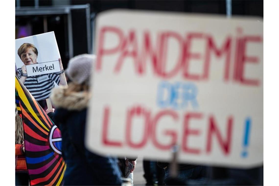 „Querdenker“-Demonstration Ende November in Baden-Württemberg. Foto: Christoph Schmidt/dpa